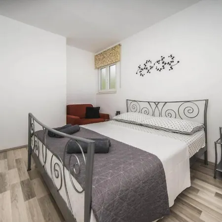 With Seven Bedrooms And Pool Vikendica