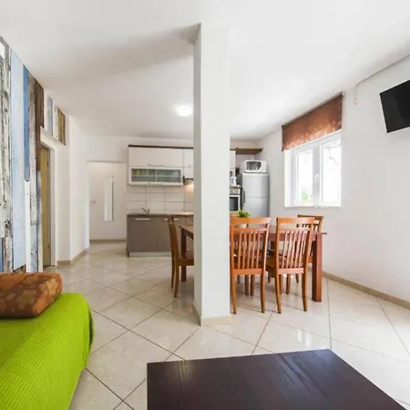 Vikendica With Seven Bedrooms And Pool