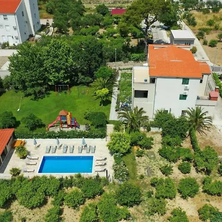 With Seven Bedrooms And Pool Vikendica