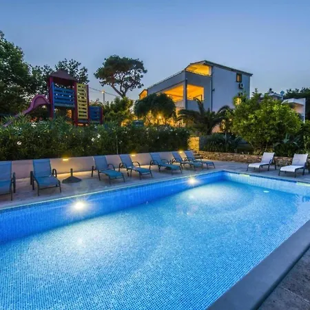 Vikendica With Seven Bedrooms And Pool *