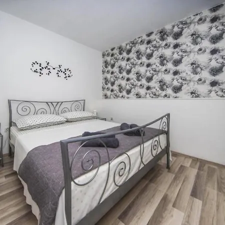 With Seven Bedrooms And Pool Vikendica Podstrana