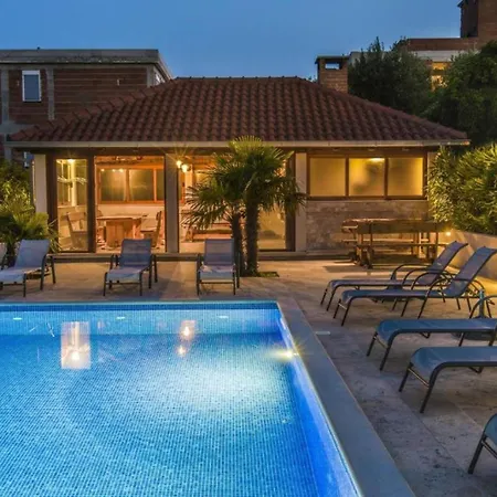 With Seven Bedrooms And Pool Vikendica