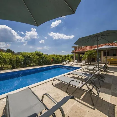 With Seven Bedrooms And Pool Vikendica