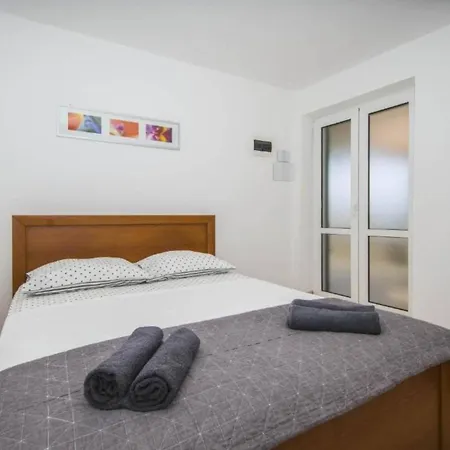 With Seven Bedrooms And Pool Vikendica *