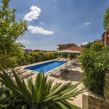 Vikendica With Seven Bedrooms And Pool Podstrana