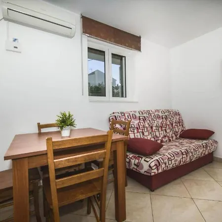 With Seven Bedrooms And Pool Vikendica