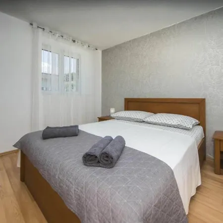 Vikendica With Seven Bedrooms And Pool