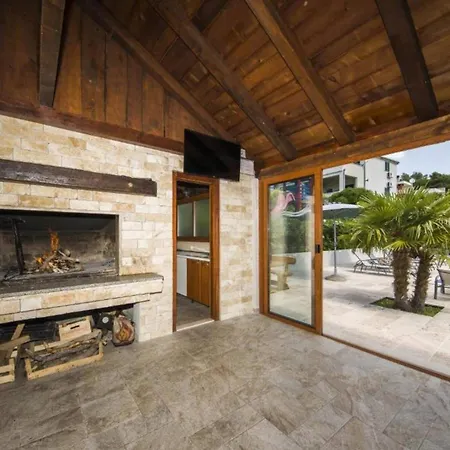 Vikendica With Seven Bedrooms And Pool *