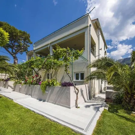 Vikendica With Seven Bedrooms And Pool *